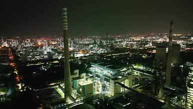 4k航拍工业化工厂夜景视频的预览图